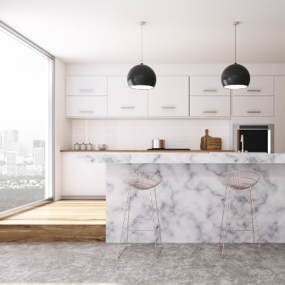 Cocina en mármol blancon con un gran ventanal como ejemplo del máster en interiorismo y decoracion online de INNADI, Madrid